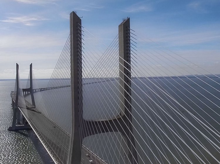 Brücke über dem Meer als Zeichen für Infrastructure Investments