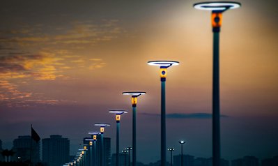Straßenbeleuchtung bei Nacht mit effizienter Energie