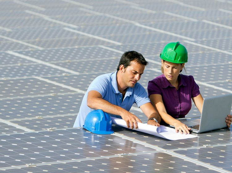 Zwei Personen in mitten einer Photovoltaik Solaranlage