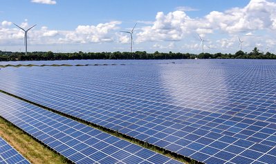Eine große Photovoltaik Investments Anlage auf einem Feld