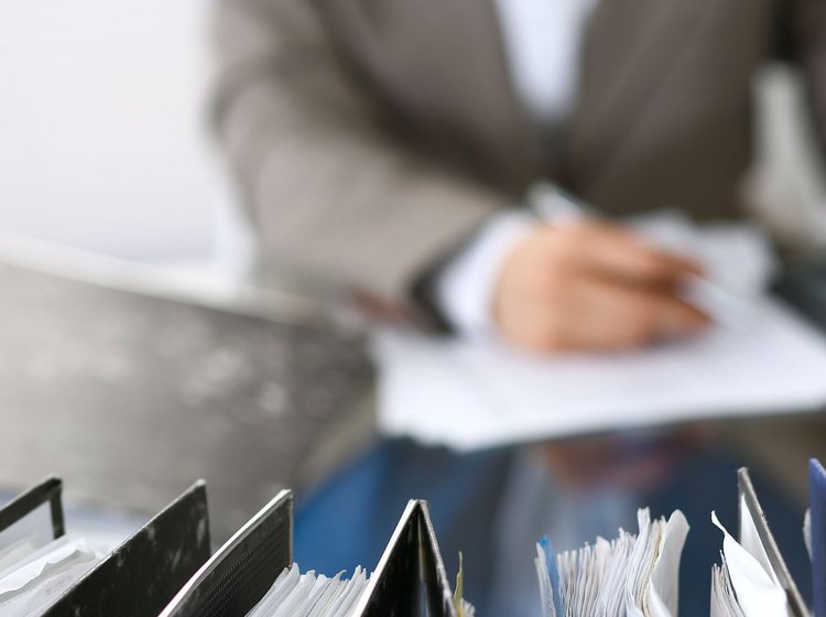 Grundsätze und Leitlinien der Unternehmensführung Tisch mit Aktenordnern