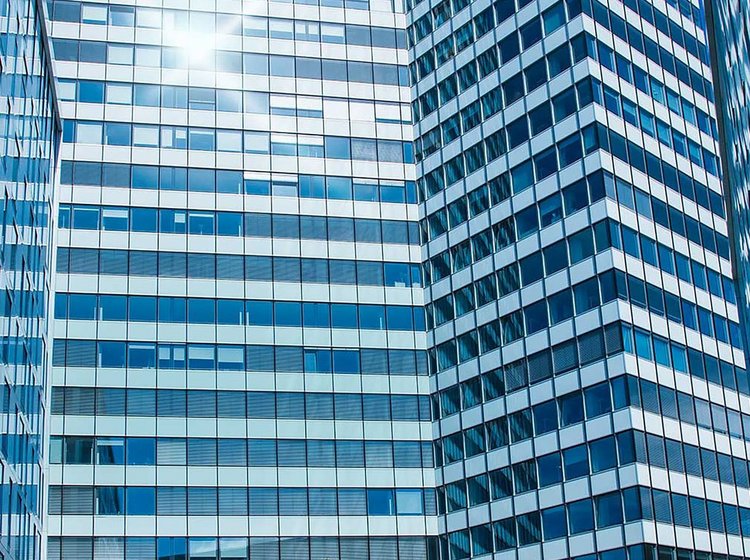 Aquila Capital Kontakt Sicht auf ein Hochhaus