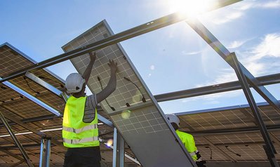 Arbeiter beim Bau einer Photovoltaik Anlage