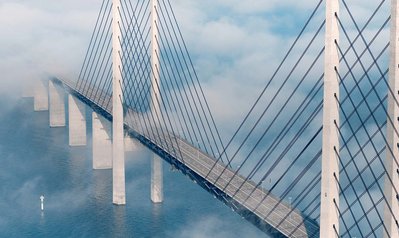 neue Brücke die über Wasser führt