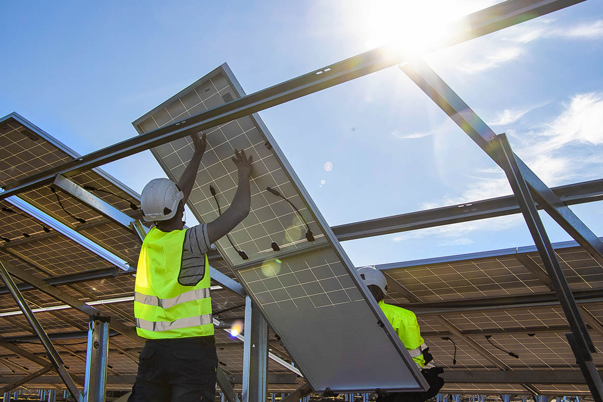 Arbeiter beim Bau einer Photovoltaik Anlage